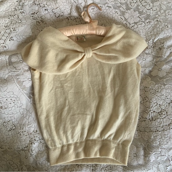 Vintage Tops - Vintage cashmere yellow top with bow